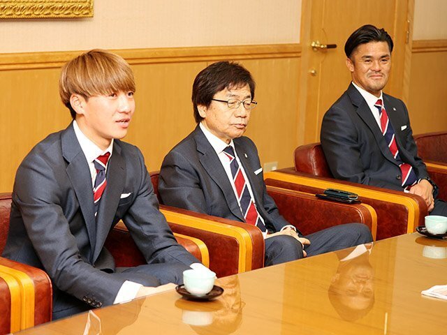 Ｊ２昇格を決めた松本戦を振り返る碓井選手（左）。左から左伴社長、小田切監督＝北日本新聞社