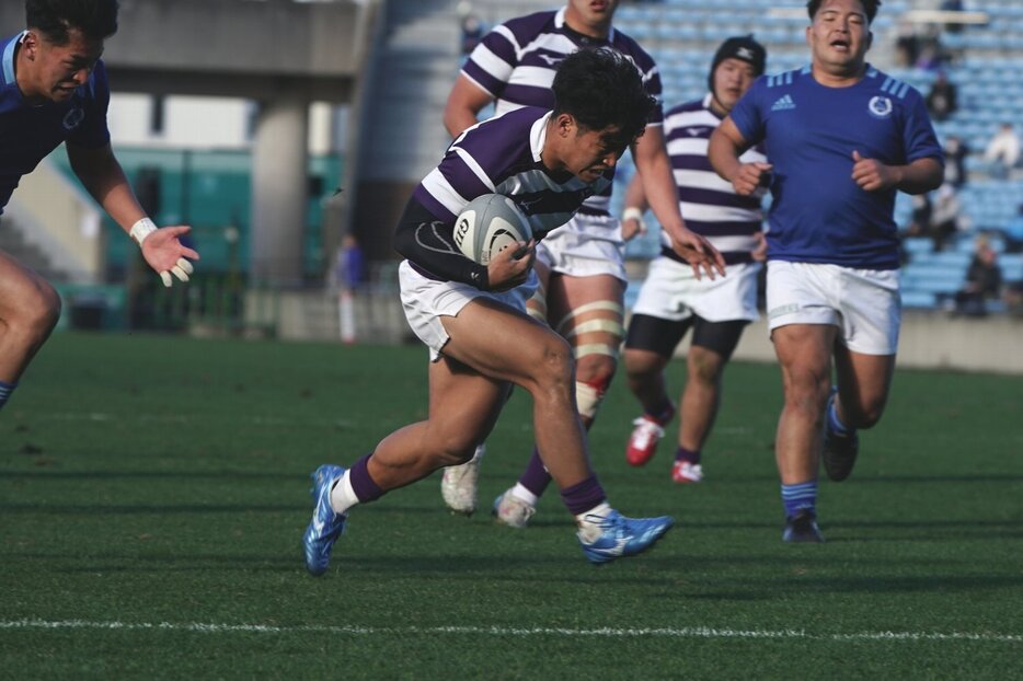 トライを挙げる明治大学のCTB伊藤