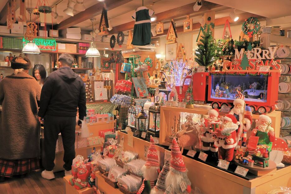 所狭しとクリスマスの関連商品が並ぶ＝東京都渋谷区