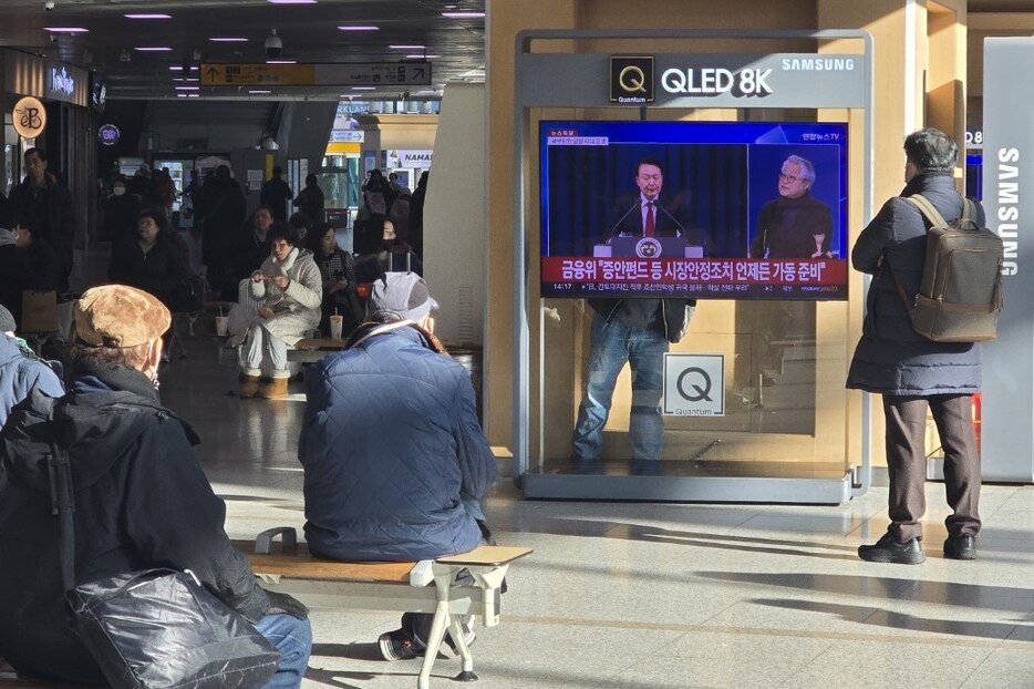 尹錫悦大統領の非常戒厳が終了した12月4日のソウル駅。市民がニュースに集中している（ 写真=ノ·ミンハ）