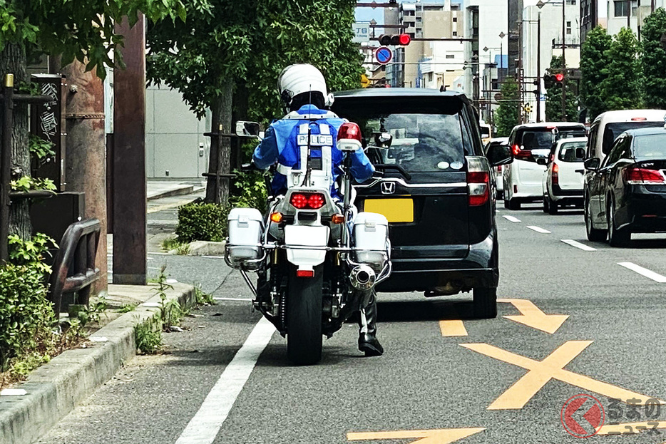 青い服に白いバイクと言えば「白バイ隊員」 果たして話題の人物は違反なのか？（画像は本物の警察官）