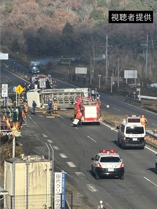 横転した大型トレーラー