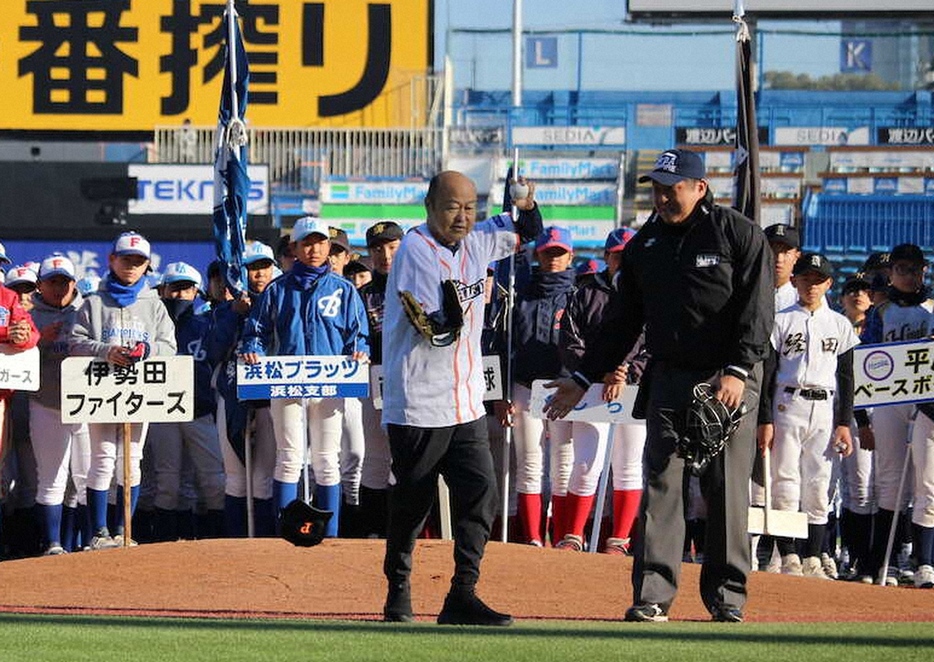 右腕切断した元プロ野球選手・佐野慈紀さん、学童野球の始球式で左腕として復活マウンドに立つ