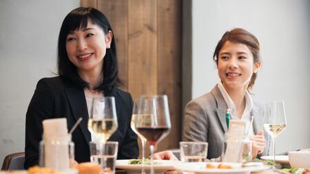 食事を介在させれば場の空気が自然に和み、無理なく関係を深めることができるようになるということです（写真：Fast&Slow／PIXTA）