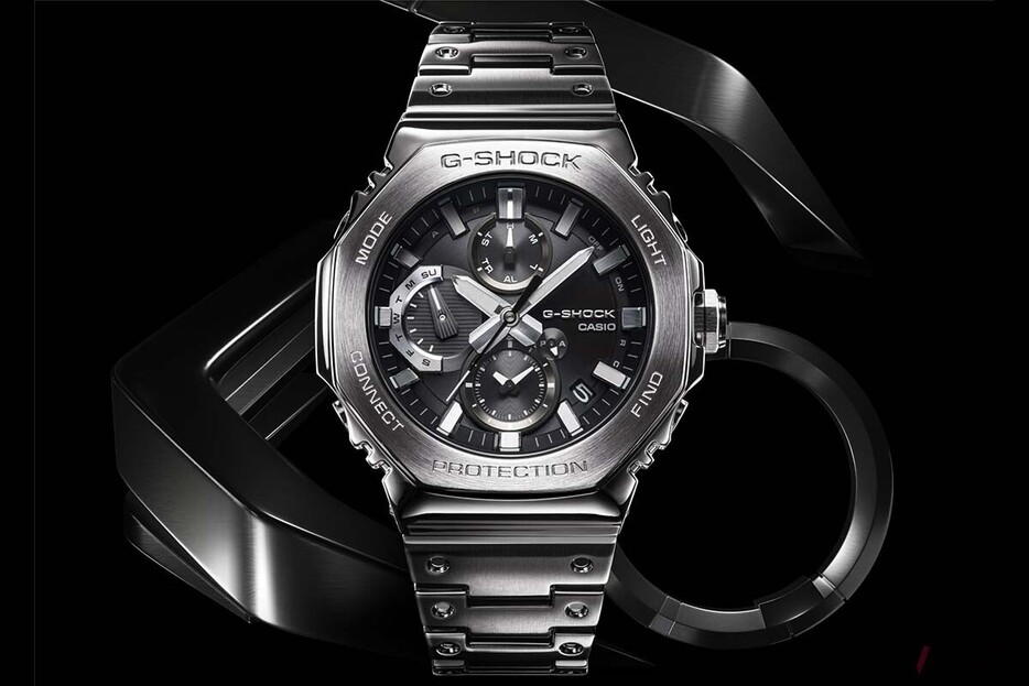 「G-SHOCK - FULL METAL」コレクションに2024年秋に加わった3つ目クロノグラフモデル。写真は「GMC-B2100D-1AJF」（10万4500円、消費税込）