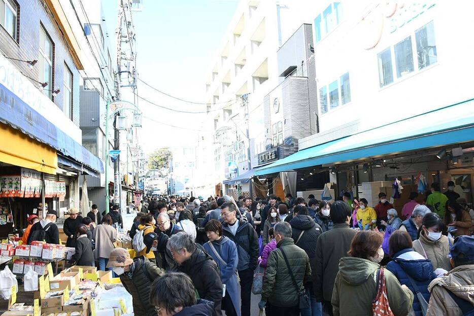 正月用の食材を求めて行き交う買い物客ら＝横浜市の洪福寺松原商店街