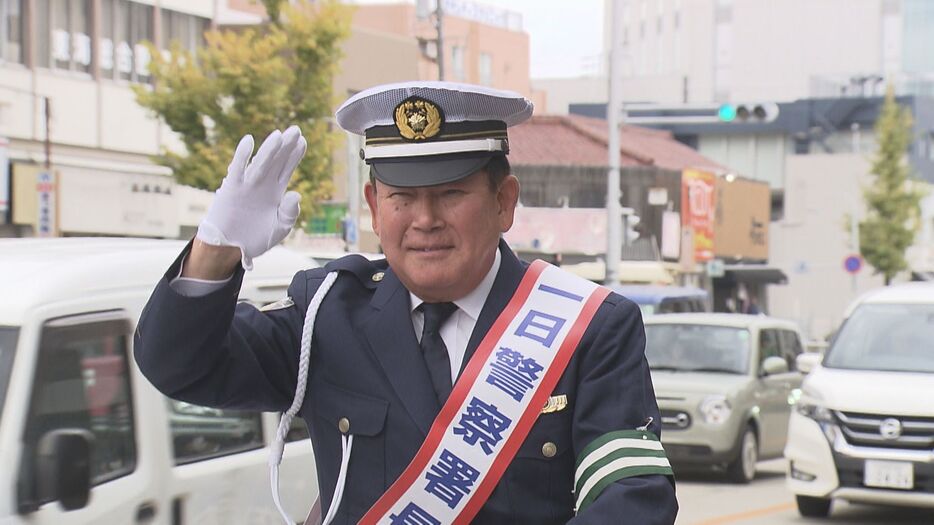 一日警察署長を務めた鈴木孝政さん