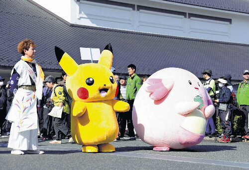 参加者にエールを送るポケモンたち（１１月３日、福島県相馬市で）