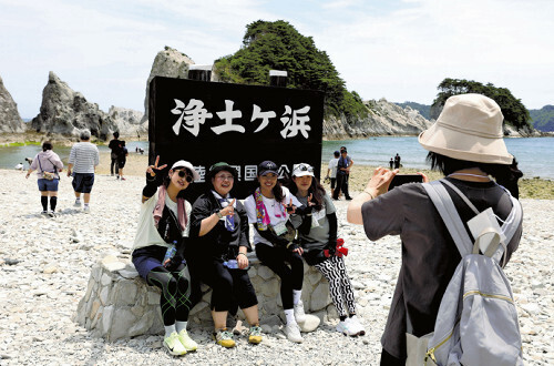 景勝地・浄土ヶ浜で記念撮影をする参加者（６月９日、岩手県宮古市で）