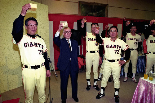 日本シリーズ優勝祝賀会で乾杯する巨人の藤田監督（左端）と渡辺副社長（当時）＝１９８９年１０月