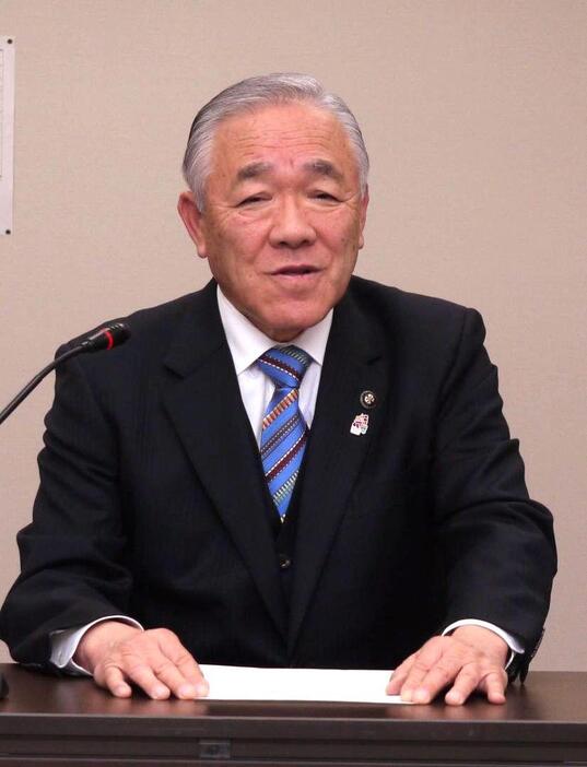 筑西市長選への不出馬を説明する須藤茂市長=同市役所