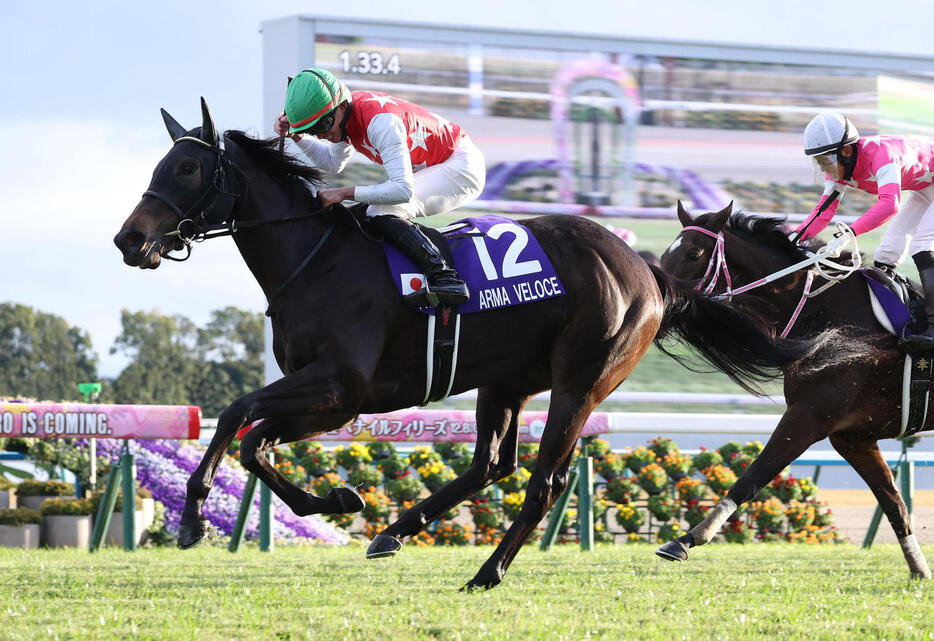 直線鋭く伸びて阪神JFを制したアルマヴェローチェ。鞍上の岩田望騎手はガッツポーズを見せる