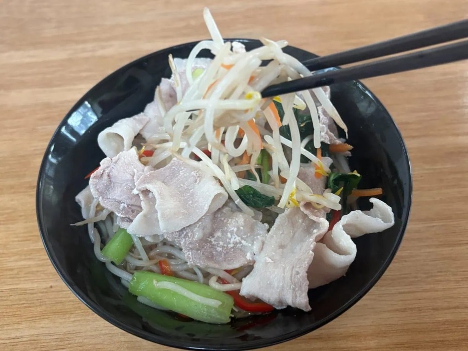 鮮度が伝わりやすいように、スープに色のない塩ラーメンにしましたが、1週間前に購入したモヤシとは思えないほどシャキシャキの歯応えです！