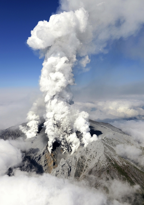 激しく噴煙を上げる御嶽山（2014年9月27日、本社ヘリから）