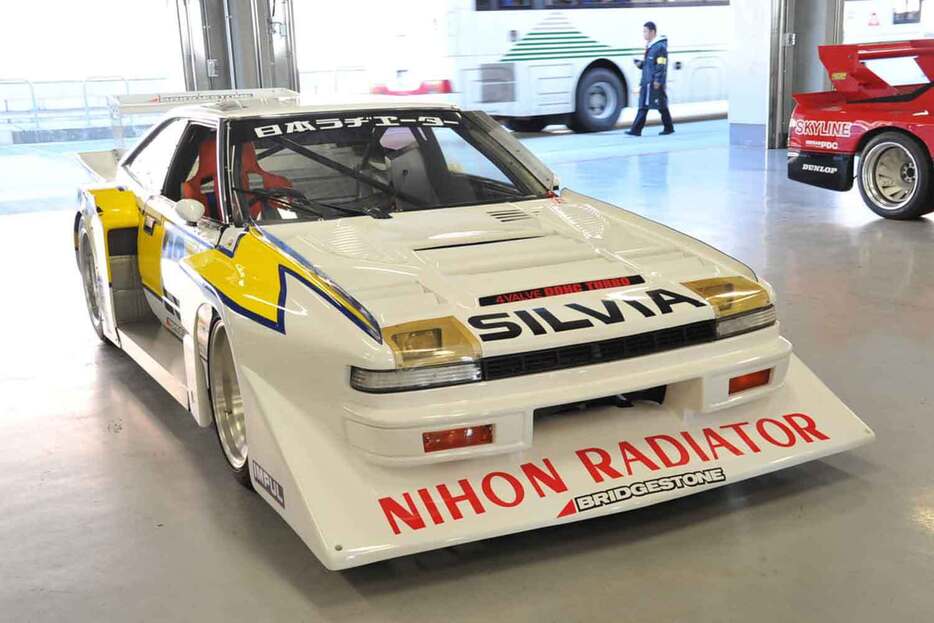 ホシノレーシングとカルソニックのパートナーシップは、1982年のシルエットフォーミュラ「ニチラインパル日産シルビアターボ（S110）」から始まった。