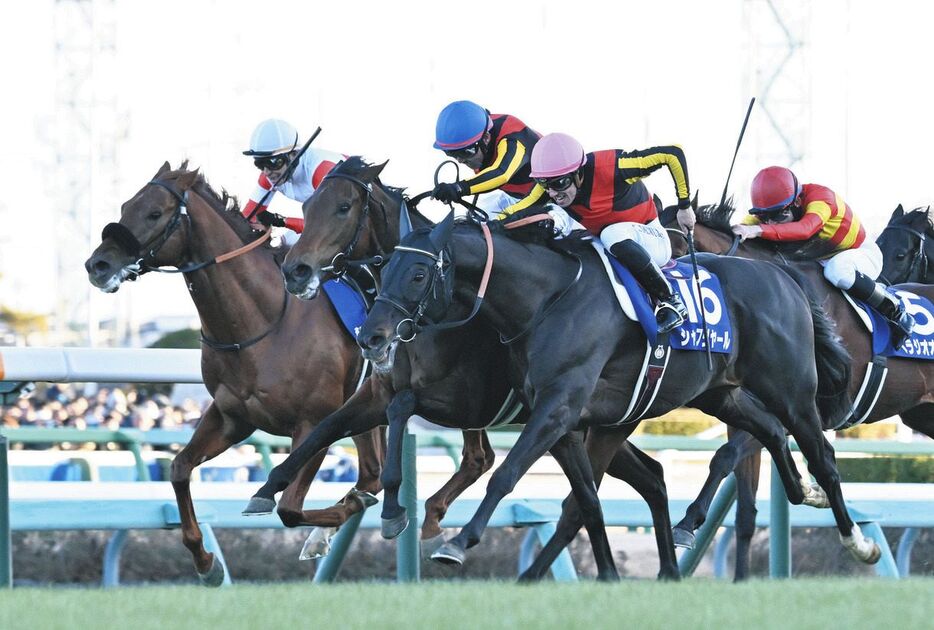 シャフリヤール（左から３頭目）と競り合い、有馬記念を制したレガレイラ（同２頭目）