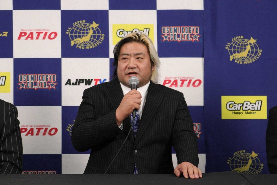 全日本プロレスの専務執行役員を年内で退任することを会見した諏訪魔（全日本プロレス提供）