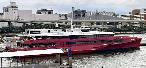 博多港に停泊するクイーンビートル（１０月２８日、福岡市博多区で）