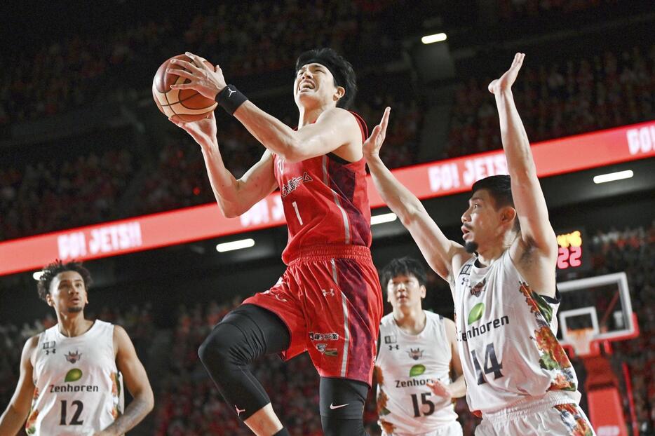 琉球戦でシュートを狙う千葉Jの渡辺＝船橋市ららアリーナ東京ベイ（（C）B.LEAGUE）