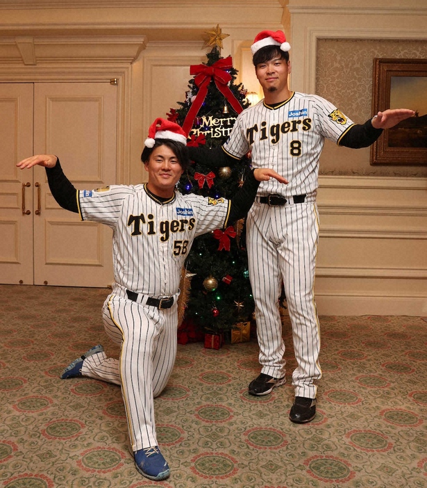 ファンクラブのクリスマスパーティーに出席した阪神の前川（左）と佐藤輝（撮影・大森　寛明）