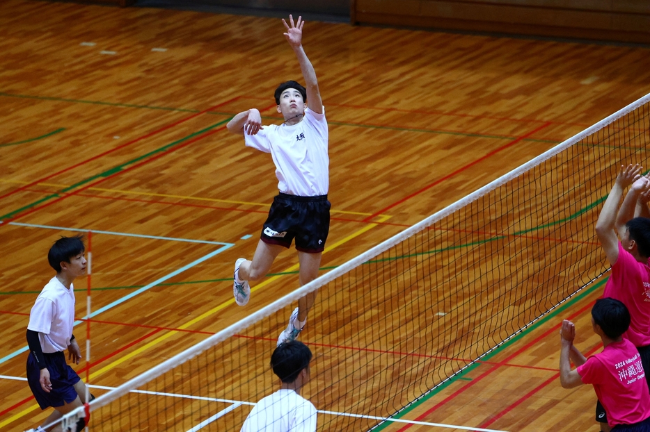 世代ナンバーワンエースの呼び声・西村海司が大阪南選抜をリードする Ph003 CAP　大阪南選抜のキャプテン兼エースの西村（中央）