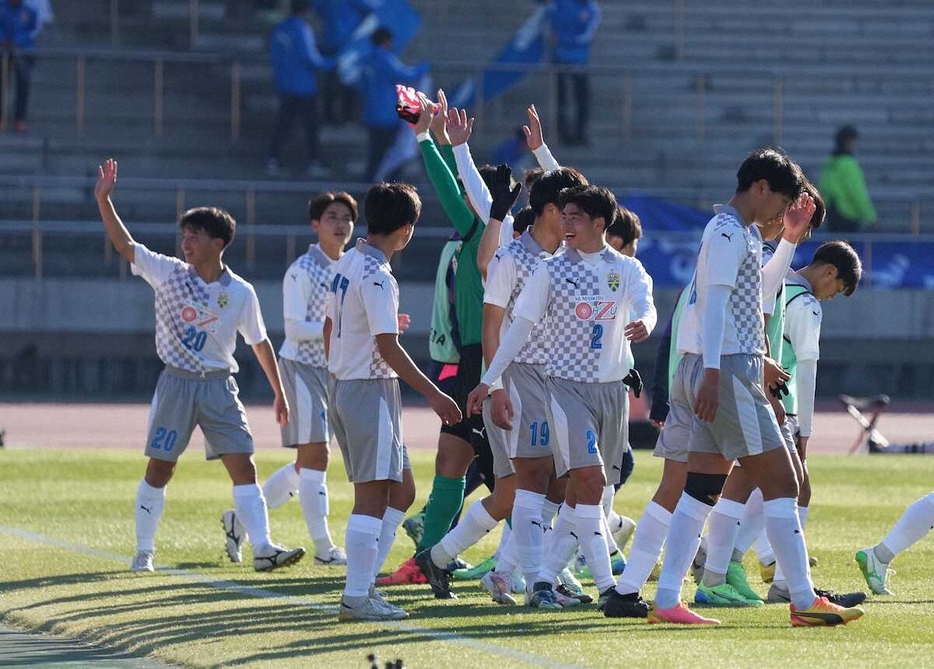 ＜大津・福井商＞福井商に勝利し応援団の声援に応える大津イレブン（撮影・沢田　明徳）