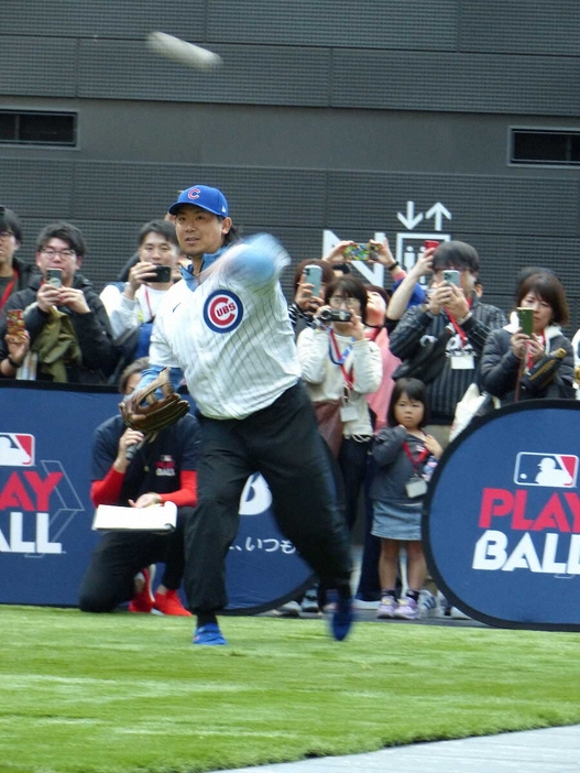 「PLAY　BALL」イベントで投球を披露する今永（撮影・柳原　直之）