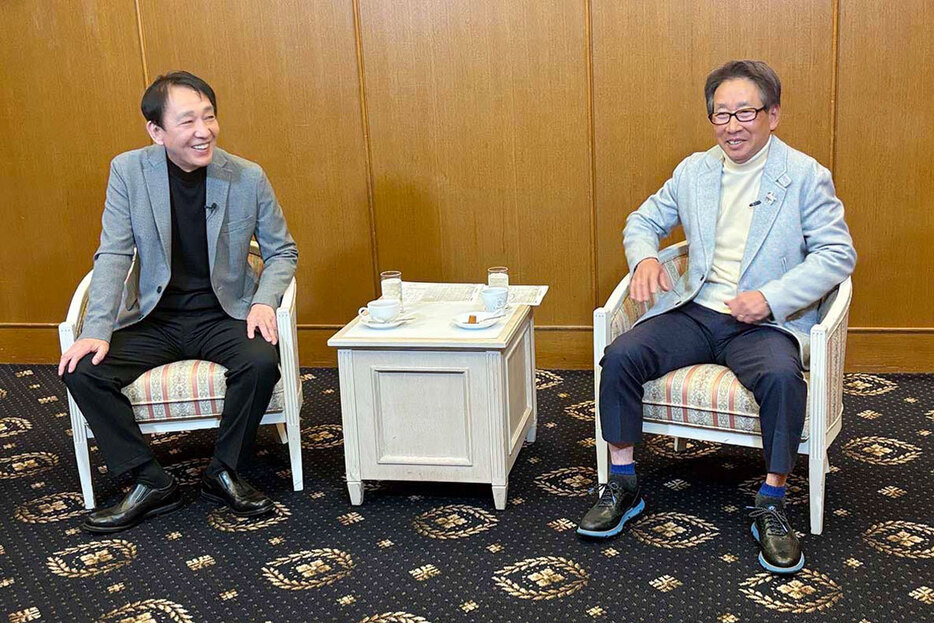 語り合う安田氏（右）と田原氏。和やかながら鋭い指摘も飛び出した