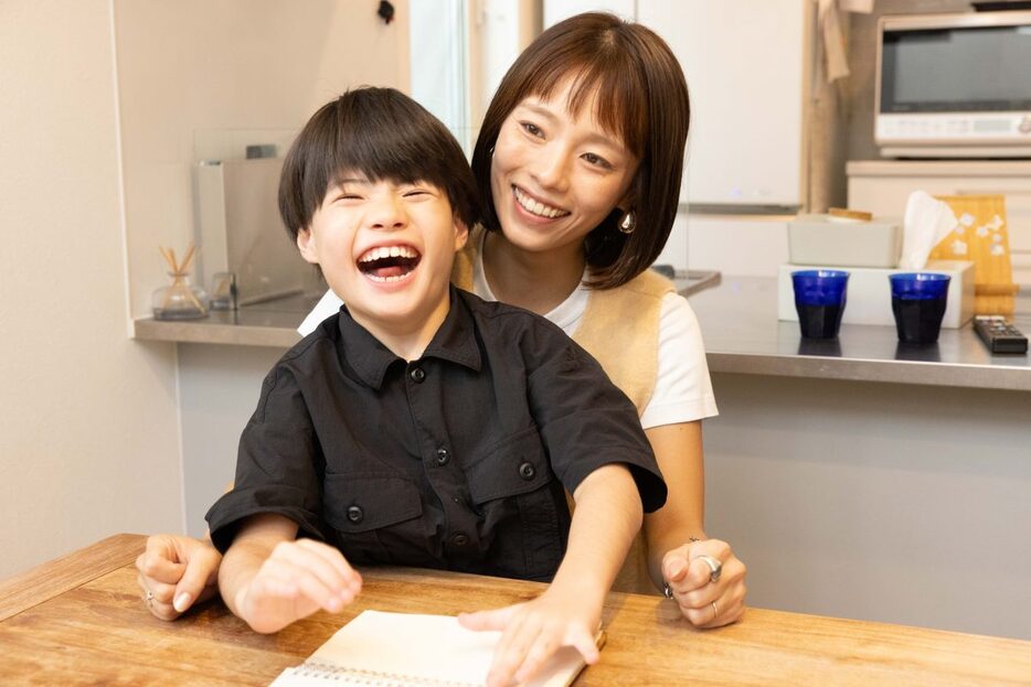 アンジェルマン症候群の夏斗くんと、母・由子さん