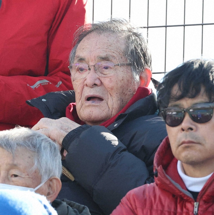 ＜京都工学院―聖光学院＞観戦する京都工学院・山口良治総監督（撮影・大森　寛明）