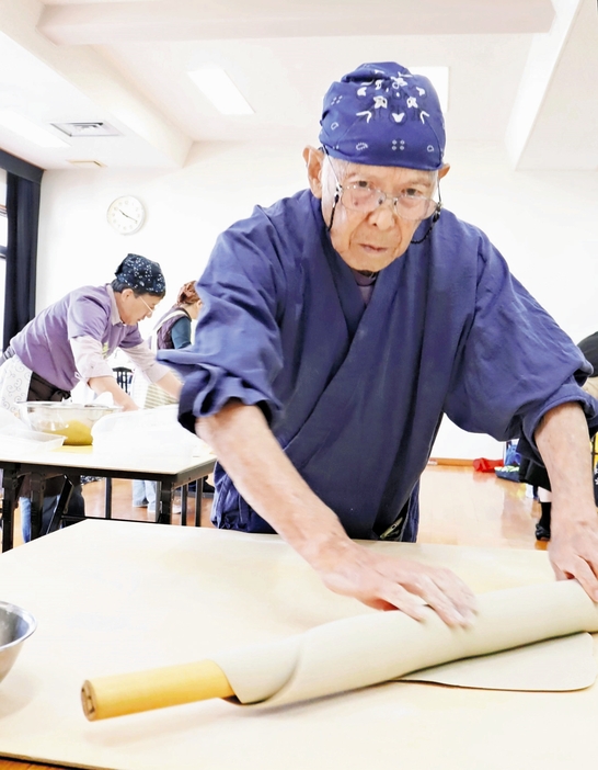 生地を延ばす岡本さん