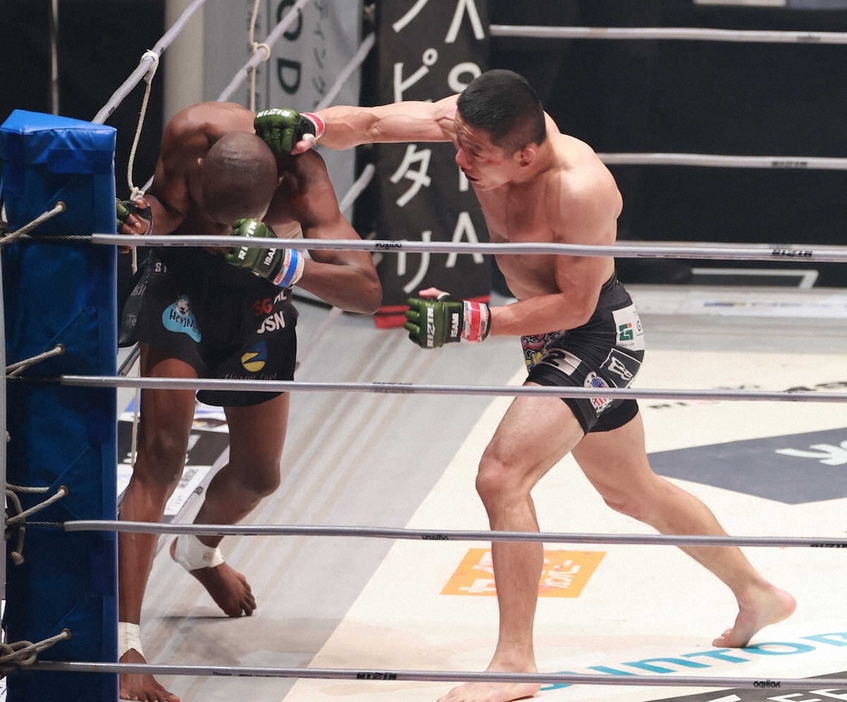 ＜RIZIN49＞第13試合　堀口恭司vs　エンカジムーロ・ズールー　ズールーをコーナーに追い込む堀口（撮影・篠原岳夫）