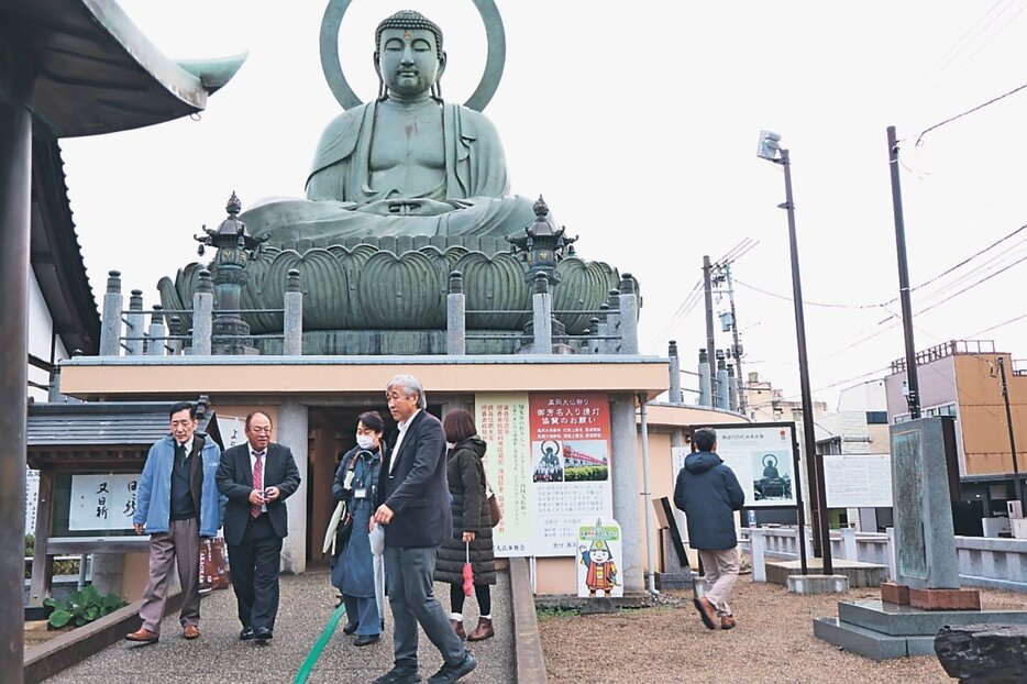 高岡大仏を見学する岐阜県通訳案内士協会員