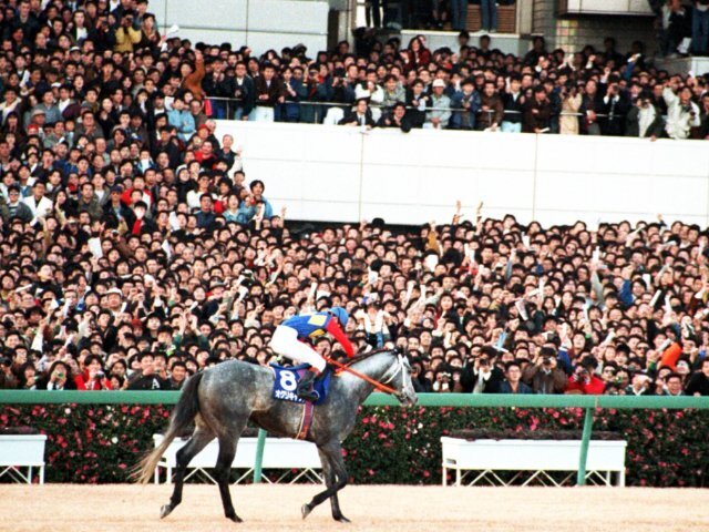 1990年の有馬記念、武豊を背にラストランで“奇跡の復活”を果たしたオグリキャップ。中山競馬場は「オグリコール」に包まれた photograph by Sankei Shimbun