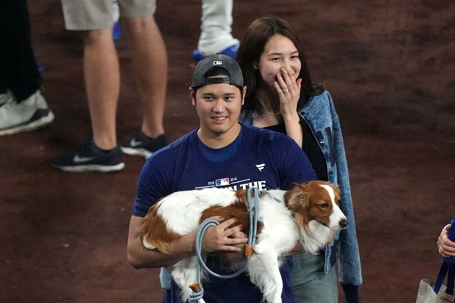 ドジャースの大谷翔平と真美子夫人（右）【写真：Getty Images】