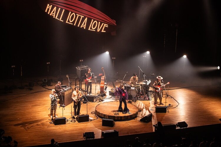 「HALL LOTTA LOVE ～ホールに溢れる愛を～」の様子。（撮影：仁礼博）