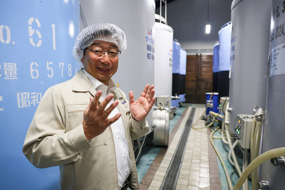 酒造りについて説明する泉橋酒造の蔵元、橋場友一さん＝１１月２１日、神奈川県海老名市