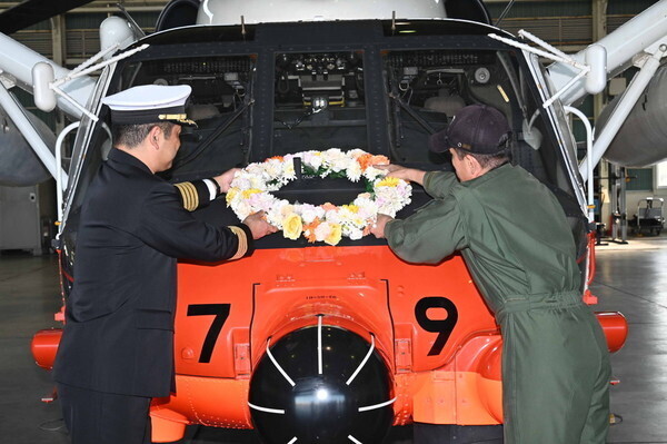 海上自衛隊最後のUHー60J除籍行事の様子（画像：海上自衛隊 第21航空群）。