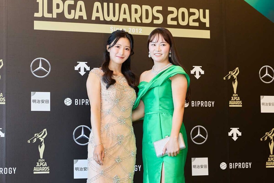 臼井麗香（左）と河本結　写真：西村恵