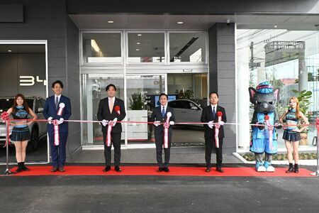 「BYD　AUTO　佐賀」の開所式でテープカットする関係者＝佐賀市鍋島町