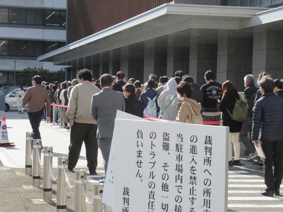 和歌山地裁前には傍聴券を求めて300人が並ぶ