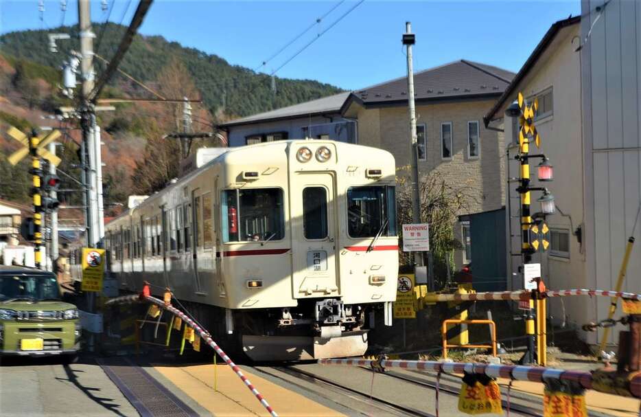 河口湖駅に向かって走る富士急行の列車＝山梨県富士吉田市（平尾孝撮影）