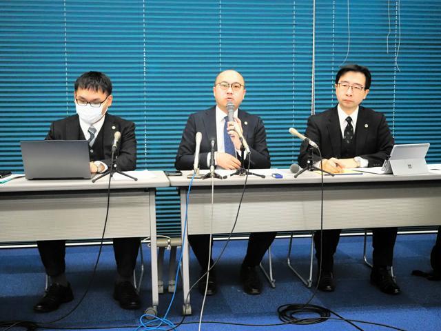 滋賀県警などへの申し入れについて会見を開いた日野町事件弁護団。左から吉澤竜平弁護士、関口速人弁護士、石側亮太弁護士=大津市の滋賀弁護士会館