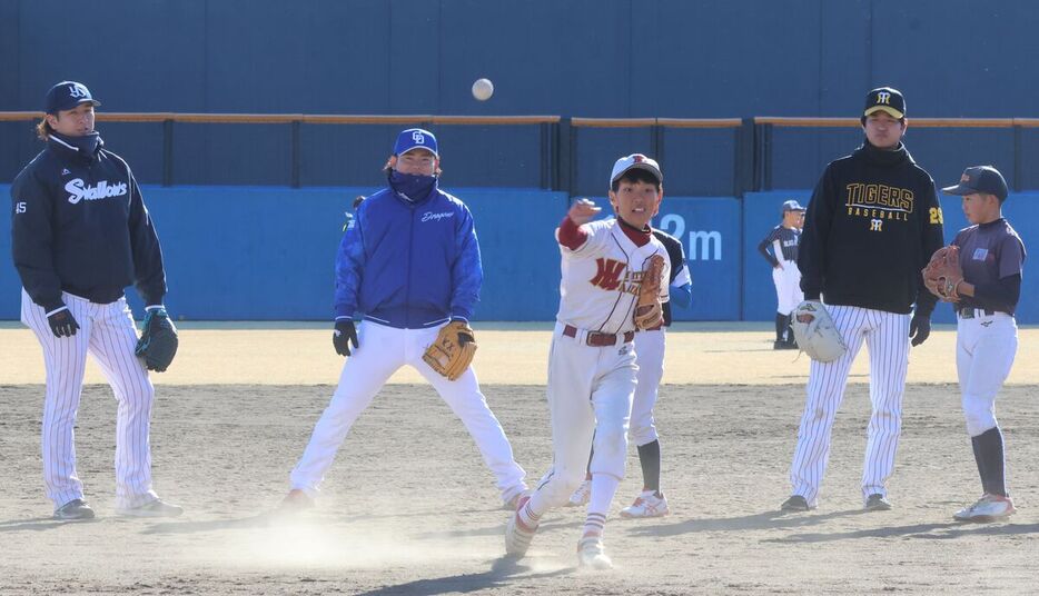 プロ野球静岡県人会の野球教室で、ノックを見守る中日の村松開人（左から２人目、カメラ・伊藤　明日香）