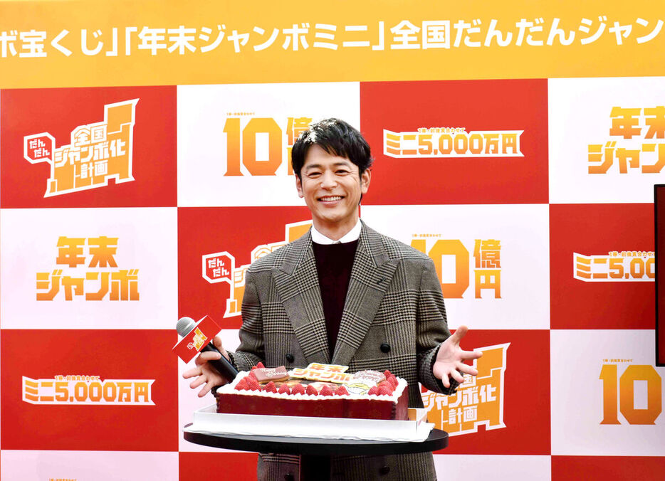 サプライズで登場したクリスマス仕様の特大バースデーケーキに笑顔の妻夫木聡