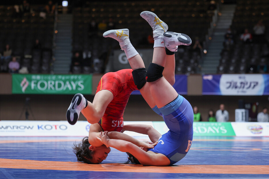 女子５５キロ級決勝で内田颯夏（右）を攻める村山春菜＝２０日、東京・代々木第２体育館