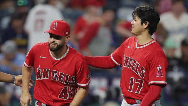 サンドバル投手と大谷翔平選手（写真：日刊スポーツ/アフロ）