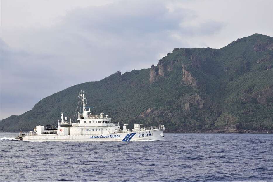 尖閣諸島・魚釣島の警備にあたる海上保安庁の巡視船＝今年4月、沖縄県石垣市（大竹直樹撮影）