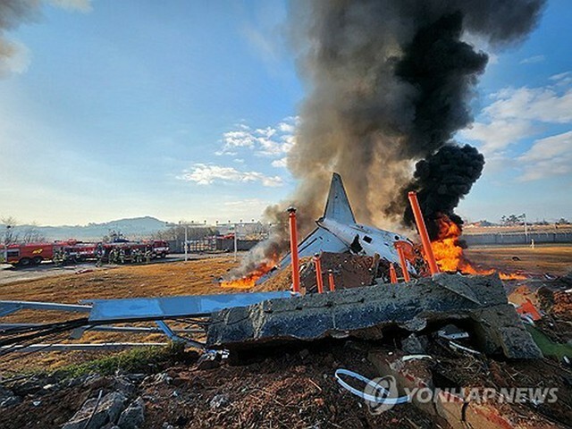 胴体着陸に失敗したチェジュ航空の旅客機＝29日、務安（聯合ニュース）