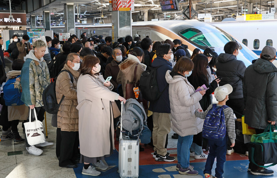 年末年始の帰省ラッシュが本格的に始まった２８日、ＪＲ東京駅新幹線ホームでは故郷や行楽地で過ごす乗客で混み合った。カレンダーでは最大９連休が可能となっており、ＪＲ東日本によると、乗車率は３０日がピーク。